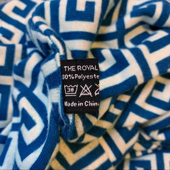 The Royal Standard Infinity Scarf - Picture 3 of 5